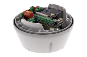Eine geöffnete weiße elektronische Komponente mit sichtbaren Leiterplatten und Anschlüssen im Inneren.
