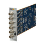 Elektronische Leiterkarte mit mehreren BNC-Anschlüssen von Axis Communications, beschriftet als "AXIS T8646 POE+ over Coax Blade".