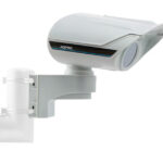 Kompakte Überwachungskamera mit einem Schutzgehäuse und Wandhalterung.