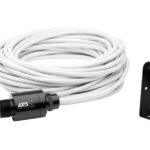 Ein weißes Kabel mit einem schwarzen, zylindrischen Anschlussteil und einem Metallhalterungsclip.