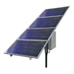 Solarpaneel aus vier rechteckigen Modulen, schräg montiert auf einem Metallrahmen.