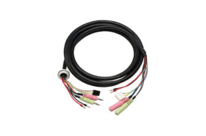 Ein schwarzes Kabel mit mehreren farbigen Steckverbindern und Anschlüssen an beiden Enden, einschließlich Audio-Klinkenstecker.