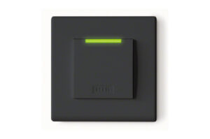 Ein schwarzer elektronischer Kartenleser mit grünem Licht.