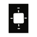 Schwarze rechteckige Adapterplatte mit einem quadratischen Ausschnitt in der Mitte und mehreren ovalen Befestigungslöchern.