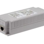 Ein graues PoE-Injektor-Gerät mit zwei Ethernet-Ports, auf dem Gehäuse sind technische Informationen aufgedruckt.