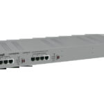 Ein Ethernet-Extender von Comnet mit acht Ports, Modellnummer CLFE8EOU, in einer grauen Metallkiste.