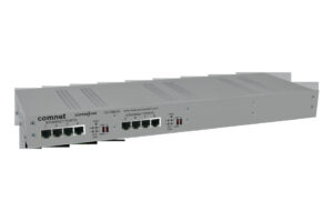 Ein Ethernet-Extender von Comnet mit acht Ports, Modellnummer CLFE8EOU, in einer grauen Metallkiste.