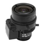 Ein schwarzes Kameraobjektiv mit verstellbarem Zoom und elektronischer Steuerung, auf weißem Hintergrund.