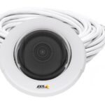 Kamera mit weißem Gehäuse und langem, aufgewickeltem Kabel mit Ethernet-Stecker.