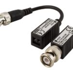 Ein Paar Balun-Konverter mit BNC-Anschlüssen in schwarzem Gehäuse.