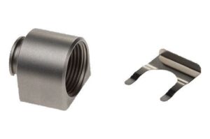 Ein Metalladapter mit Gewinde und ein U-förmiger Metallclip, nebeneinander liegend.