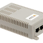 Ein beiger Netzwerkadapter von Axis Communications mit zwei Ethernet-Ports und einem Stromanschluss.