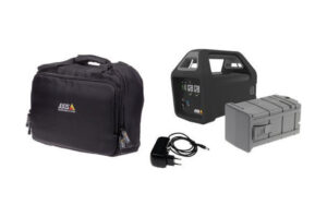 Eine schwarze Tragetasche mit dem Logo „AXIS Communications“, ein schwarzes tragbares Gerät mit Griff und Displayanzeigen, ein grauer modularer Kasten und ein Ladegerät mit Kabel.