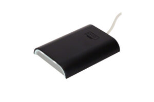 Flacher, schwarzer RFID-Kartenleser mit abgerundeten Kanten und einem Kabel auf der Rückseite.