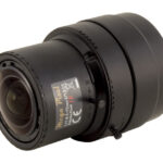 Ein schwarzes Kameraobjektiv mit einer Beschriftung, auf der technische Daten zu sehen sind.