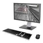 Ein Computerbildschirm mit einer Überwachungskameraaufnahme, darauf ein Umriss einer Person. Eine Tastatur und eine Maus sind ebenfalls abgebildet.