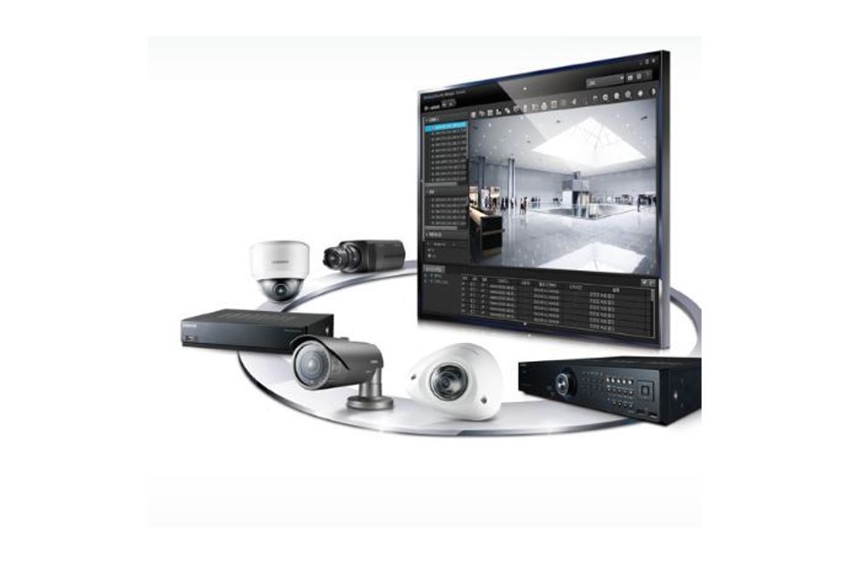 Überwachungskamerasystem mit mehreren Kameras und einem Monitor, der ein Überwachungsbild zeigt.