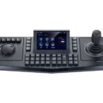 Ein Netzwerk-Controller mit mehreren Tasten, einem Bildschirm und einem Joystick.