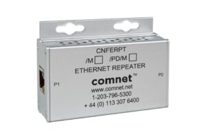 Ein silberfarbener Ethernet-Repeater von comnet mit den Anschlüssen P1 und P2 und Kontaktinformationen auf der Vorderseite.