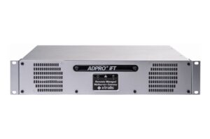 Servergerät, beschriftet mit "ADPRO iFT" und "Remotely Managed Multiservice Gateway xtralis", mit Lüftungsgittern auf beiden Seiten.