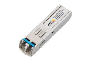 Ein SFP-Modul von AXIS Communications mit einem blau markierten Anschluss.