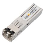 Ein silbernes SFP-Modul von AXIS Communications, beschriftet mit technischen Spezifikationen.