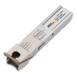 Ein SFP-Modul mit der Aufschrift "AXIS", geeignet für Datenübertragung.