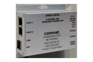 Ein silbernes Ethernet-SFP-Modul von Comnet mit mehreren Anschlüssen und Telefonnummern auf der Vorderseite.