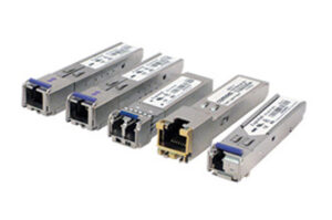 Ein Set von fünf SFP-Modulen in verschiedenen Ausführungen, die für Netzwerkverbindungen verwendet werden.