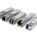 Eine Gruppe von optischen Transceivern für Netzwerkausrüstung auf einem weißen Hintergrund.