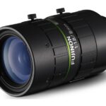 Ein schwarzes Fujinon-Objektiv mit der Aufschrift "1:1.8 8mm", ausgestattet mit mehreren Einstellknöpfen und einer grünen Markierung.