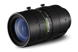 Ein schwarzes Fujinon-Objektiv mit der Aufschrift "1:1.8 8mm", ausgestattet mit mehreren Einstellknöpfen und einer grünen Markierung.