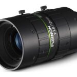 Schwarzes Kameraobjektiv mit grüner Markierung, Beschriftung "FUJINON 1:1.8/12mm" sichtbar.