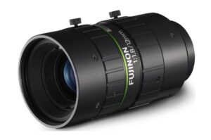 Schwarzes Kameraobjektiv mit grüner Markierung, Beschriftung "FUJINON 1:1.8/12mm" sichtbar.