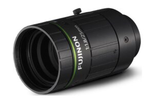 Kameralinse von Fujinon mit der Aufschrift "1:1.8/25mm", schwarz mit einem grünen Ring.