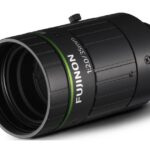 Ein Fujinon-Objektiv mit 1:2.0/35 mm Beschriftung, in schwarzer Farbe mit grünem Ring.