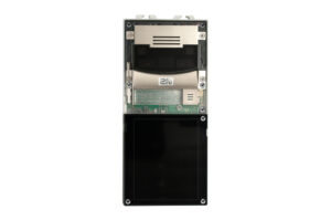 Ein elektronisches Gerät mit einem Metallgehäuse und Display, wahrscheinlich ein Zugangskontrollsystem oder eine Gegensprechanlage.