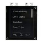 Ein elektronisches Display zeigt eine Liste von Namen: Brown Anthony, Carter Sophie, Davis Paul, Green Chloe. Unten befinden sich Symbole für Zurück, Suche und Hilfe.