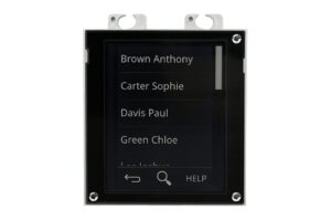 Ein elektronisches Display zeigt eine Liste von Namen: Brown Anthony, Carter Sophie, Davis Paul, Green Chloe. Unten befinden sich Symbole für Zurück, Suche und Hilfe.