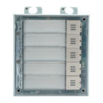 Ein offenes Gehäuse mit fünf nebeneinander angeordneten, rechteckigen metallischen Buchsen auf einer Leiterplatte.