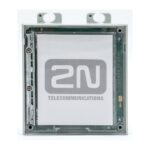 Ein elektronisches Gerät mit einem Display, das das Logo und den Schriftzug "2N Telecommunications" zeigt.