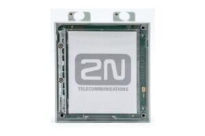 Ein elektronisches Gerät mit einem Display, das das Logo und den Schriftzug "2N Telecommunications" zeigt.