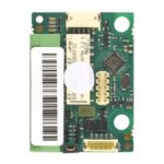 Elektronische Leiterplatte mit verschiedenen integrierten Schaltkreisen und einem Barcode-Etikett auf der linken Seite.