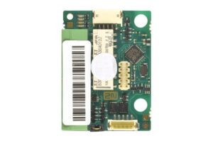 Elektronische Leiterplatte mit verschiedenen integrierten Schaltkreisen und einem Barcode-Etikett auf der linken Seite.