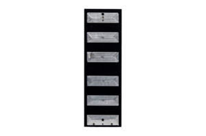 Ein vertikales, schwarzes Panel mit sechs rechteckigen silbernen Metallplatten in gleichmäßigen Abständen.