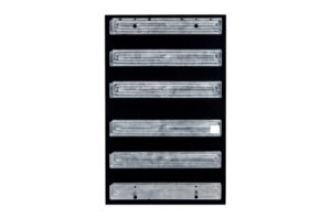 Sechs rechteckige, silberne Metallplatten auf schwarzem Hintergrund.