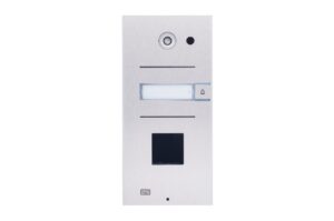 Intercomsystem in Edelstahloptik mit Kamera, Mikrofon, Lautsprecher und Klingelknopf.