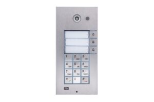 Intercom-Gerät aus Edelstahl mit Tastenfeld, Kamera, Mikrofon und drei Klingeltastern.