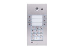 Türsprechanlage mit numerischem Tastenfeld, Kamera und mehreren Klingelknöpfen, in einem Edelstahlgehäuse.