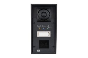 Ein schwarzes Gegensprechsystem mit Kamera, Tasten und RFID-Lesegerät.